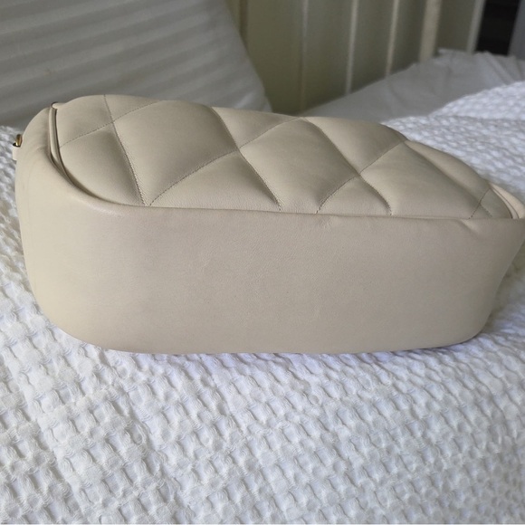 Coach Cream Quilted Shoulder Bag with Gold Chain - Picture 4 of 15